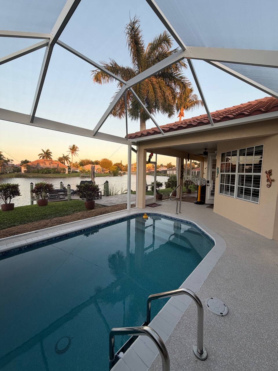 Mansard roof pool screen enclosure Fort-myers Florida