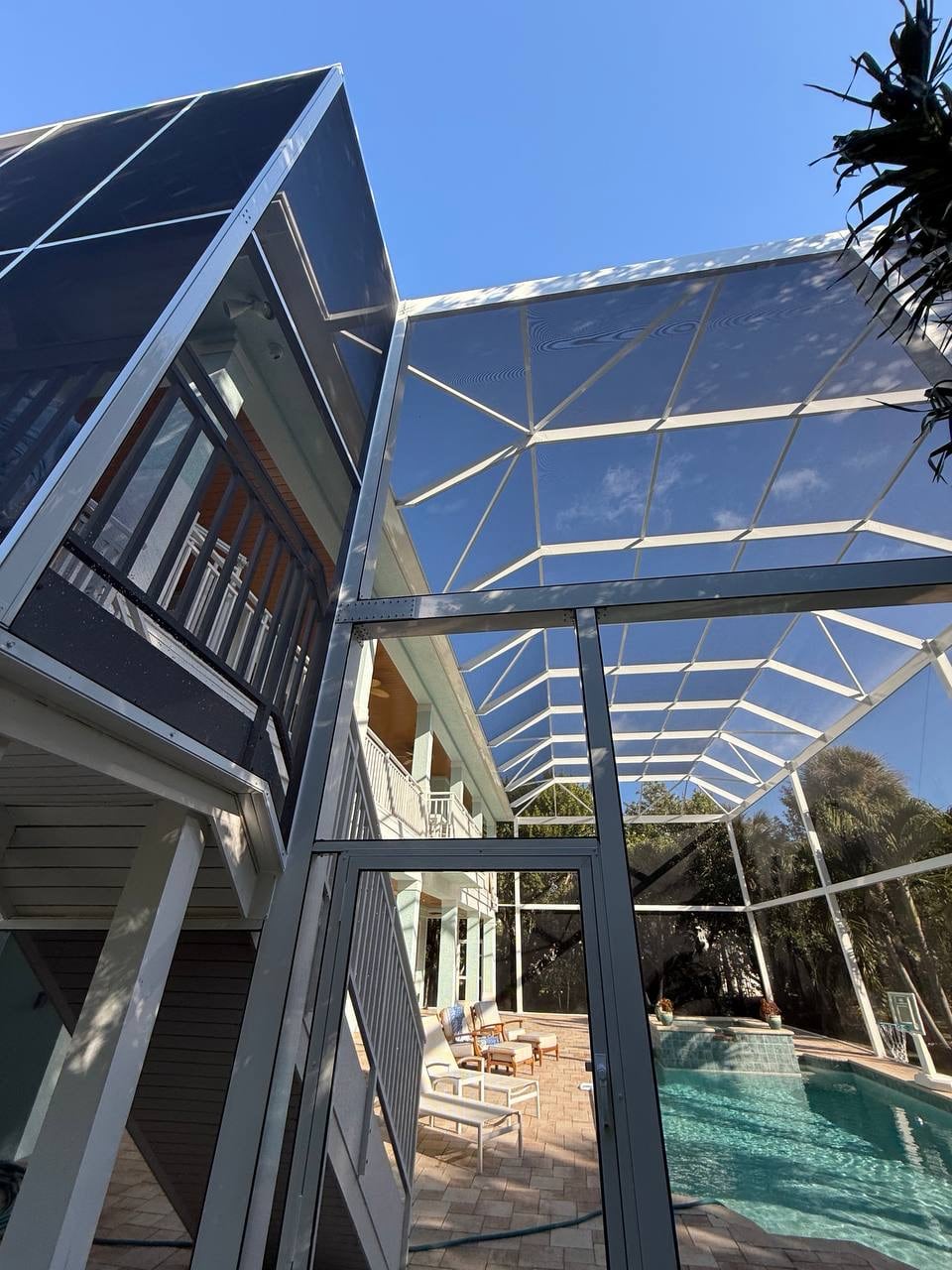 Reinforced roof structure for a large panoramic screen enclosure