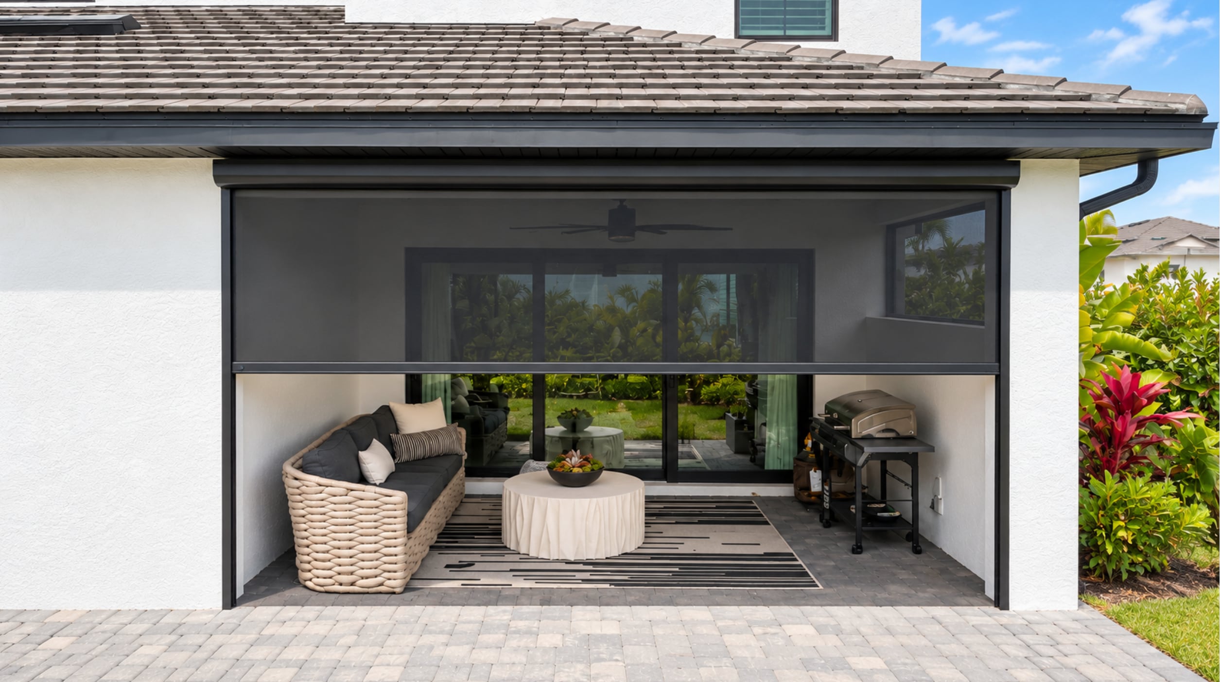 Motorized retractable screen Naples