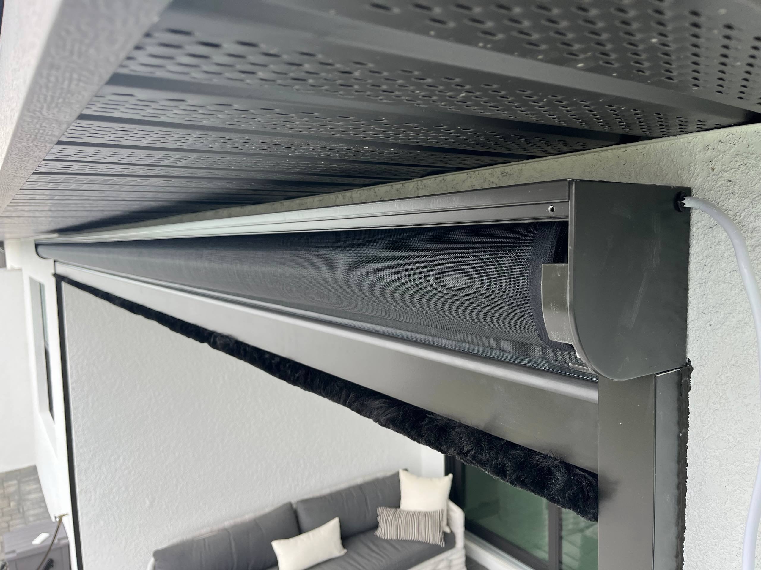 Motorized screen bottom bar and brush seal